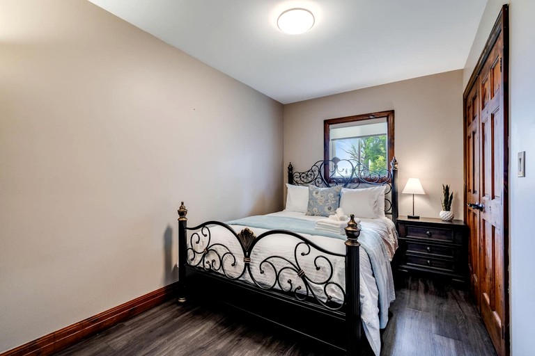 Cottages (Canada, Leamington, Ontario)