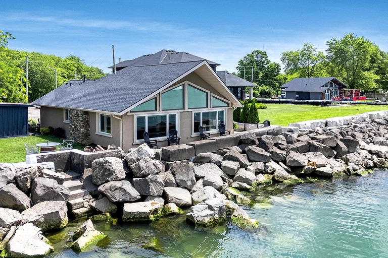 Cottages (Canada, Leamington, Ontario)