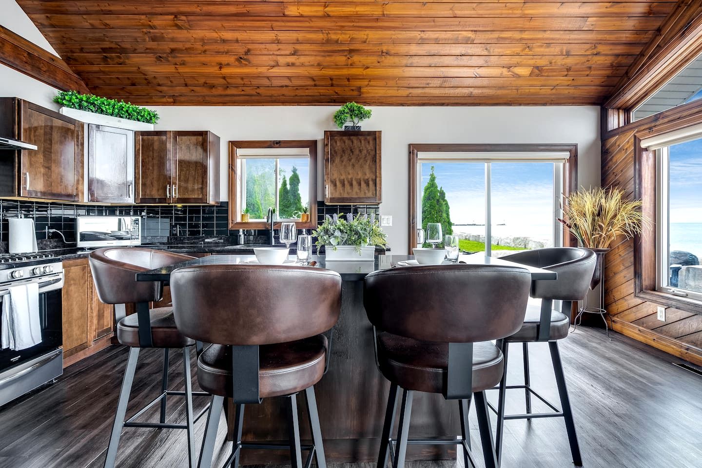 Waterfront Relaxing Cottage Ideal to Create New Memories in Ontario