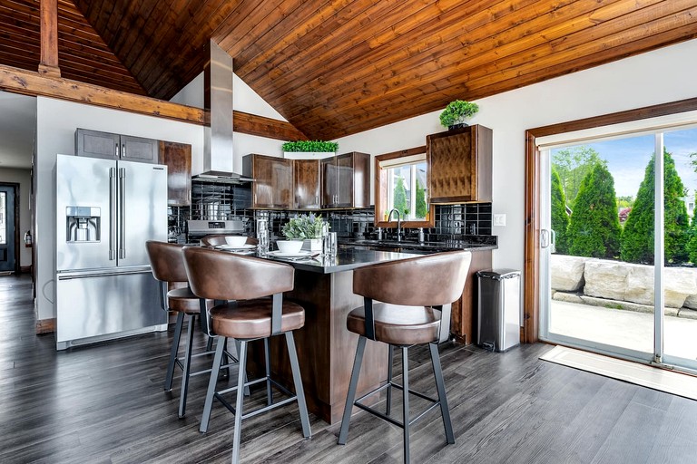 Cottages (Canada, Leamington, Ontario)