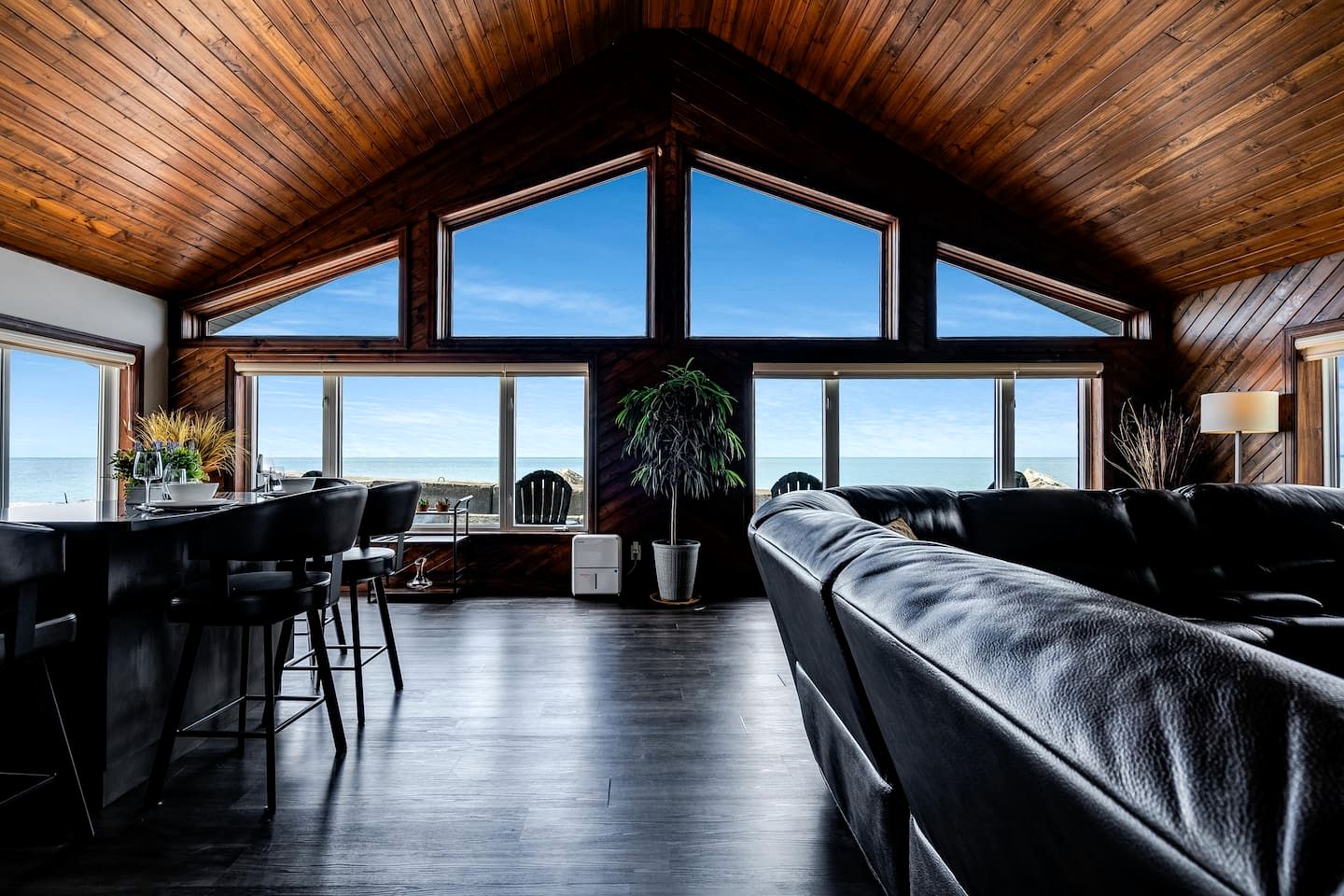 Waterfront Relaxing Cottage Ideal to Create New Memories in Ontario