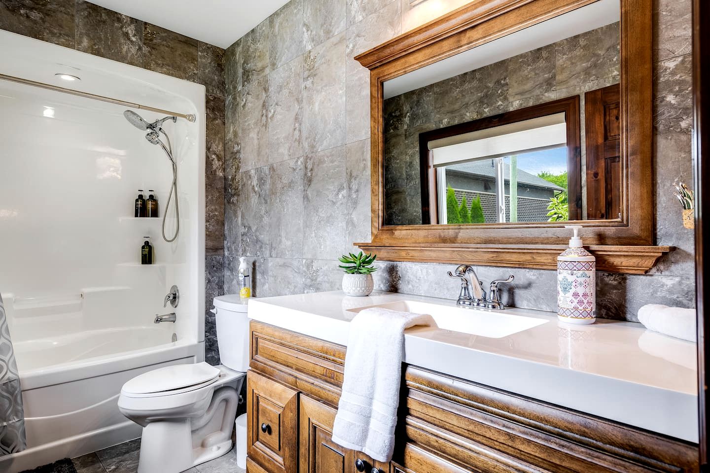 Waterfront Relaxing Cottage Ideal to Create New Memories in Ontario