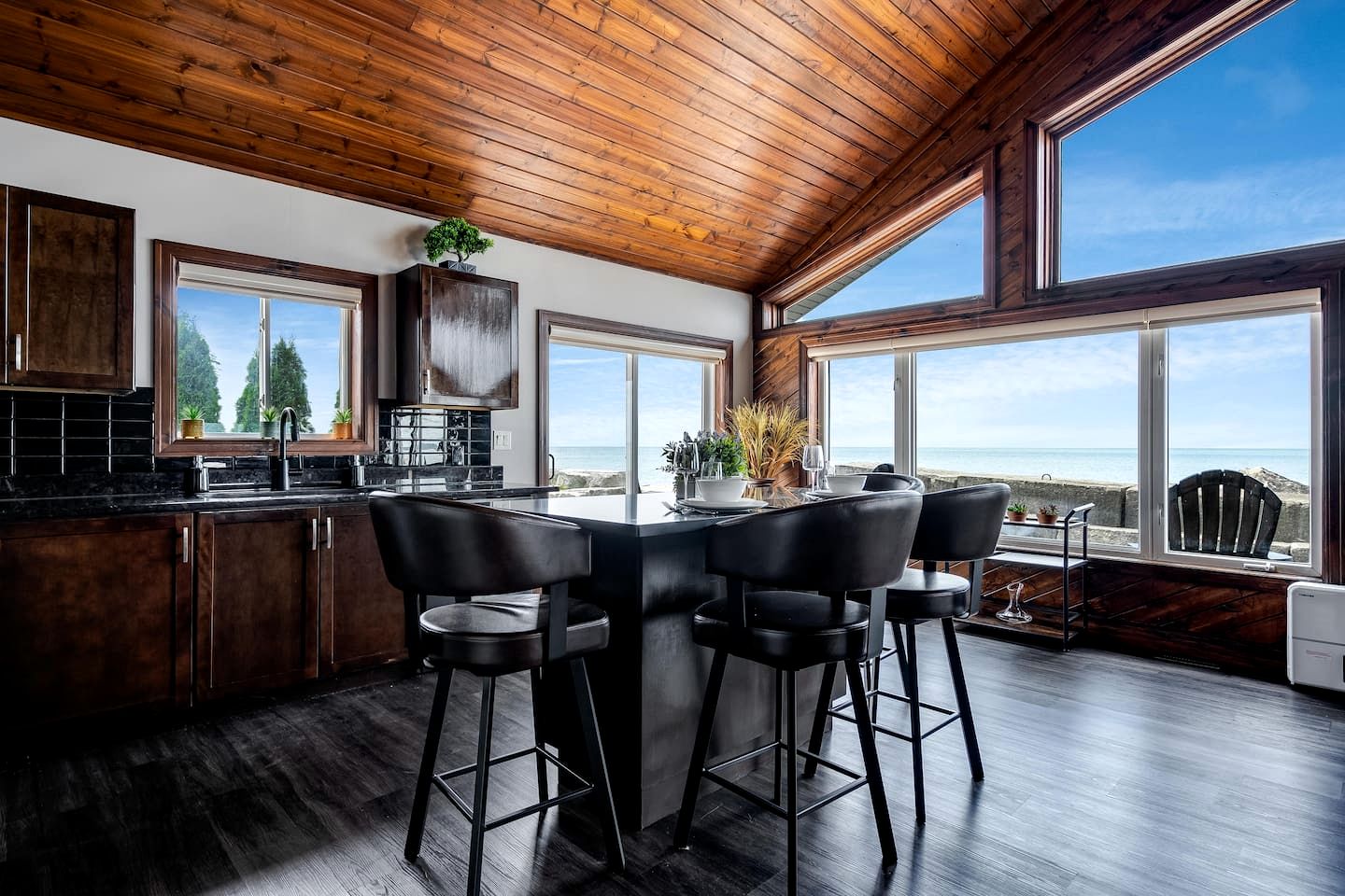 Waterfront Relaxing Cottage Ideal to Create New Memories in Ontario