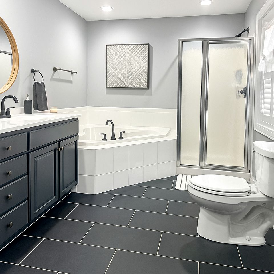 Waterfront Retreat with Spectacular Interior, Jacuzzi and Game Room in NC