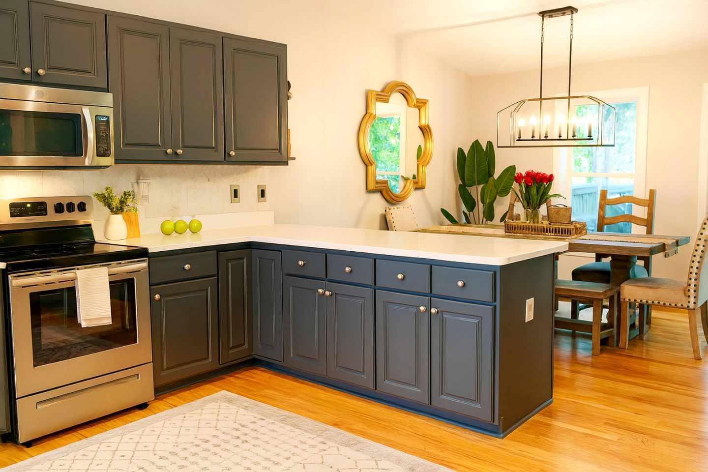 Waterfront Retreat with Spectacular Interior, Jacuzzi and Game Room in NC