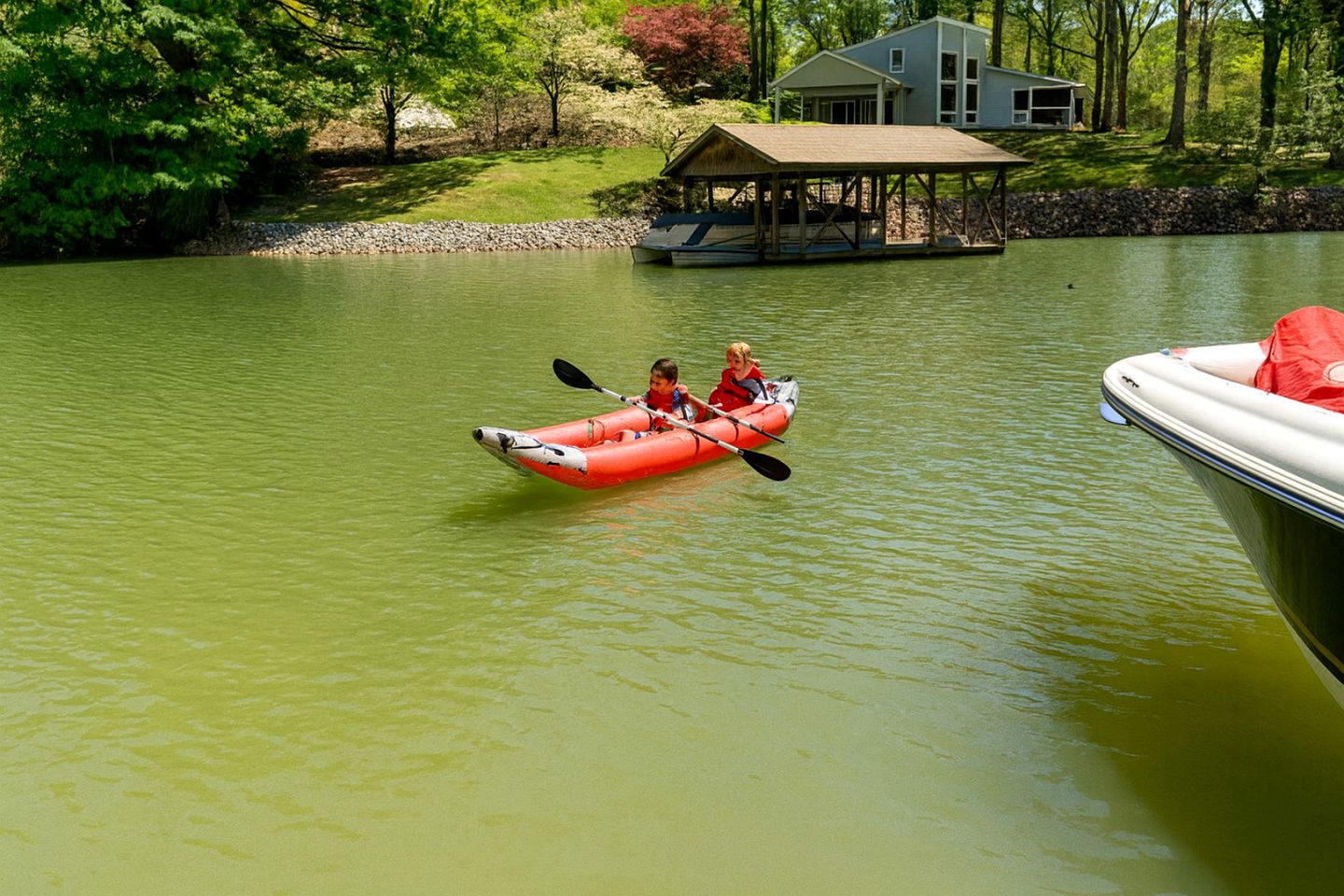 Waterfront Retreat with Spectacular Interior, Jacuzzi and Game Room in NC