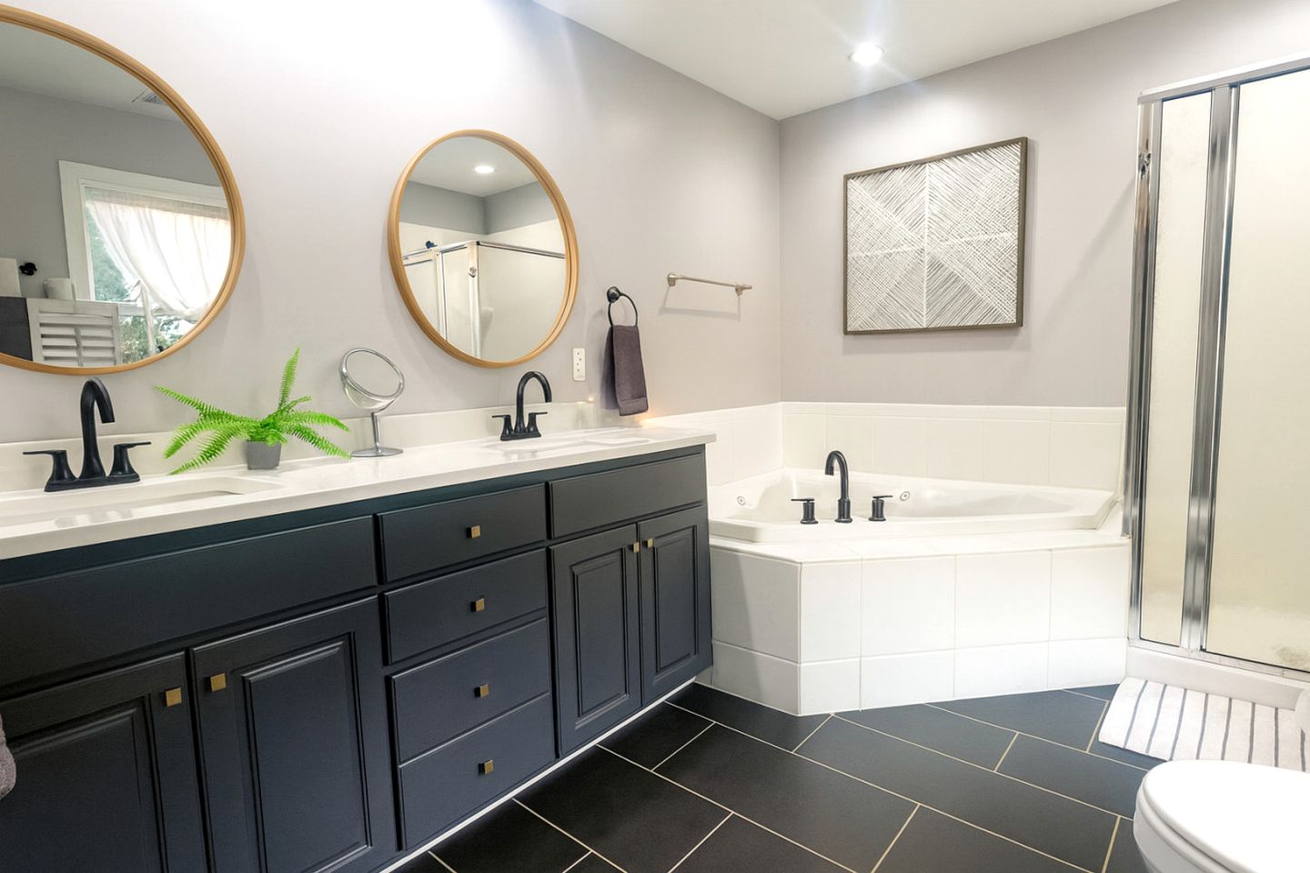 Waterfront Retreat with Spectacular Interior, Jacuzzi and Game Room in NC