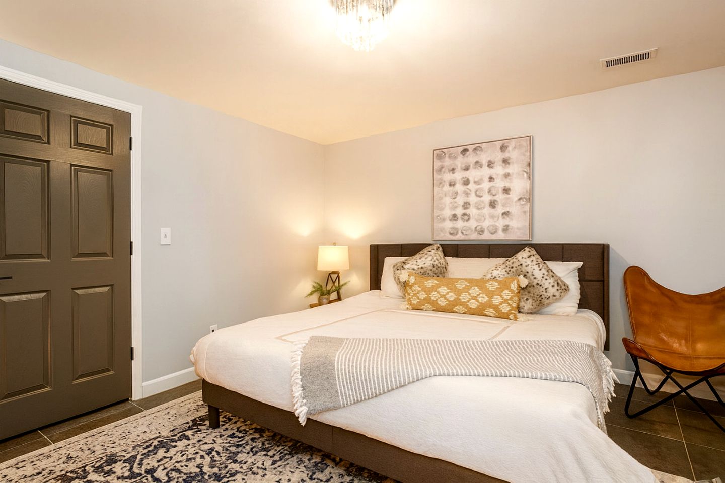 Waterfront Retreat with Spectacular Interior, Jacuzzi and Game Room in NC