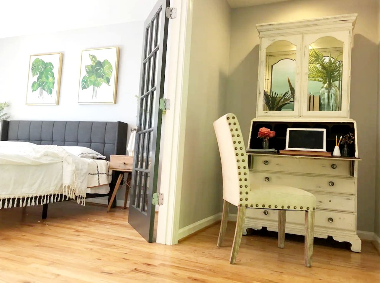 Waterfront Retreat with Spectacular Interior, Jacuzzi and Game Room in NC