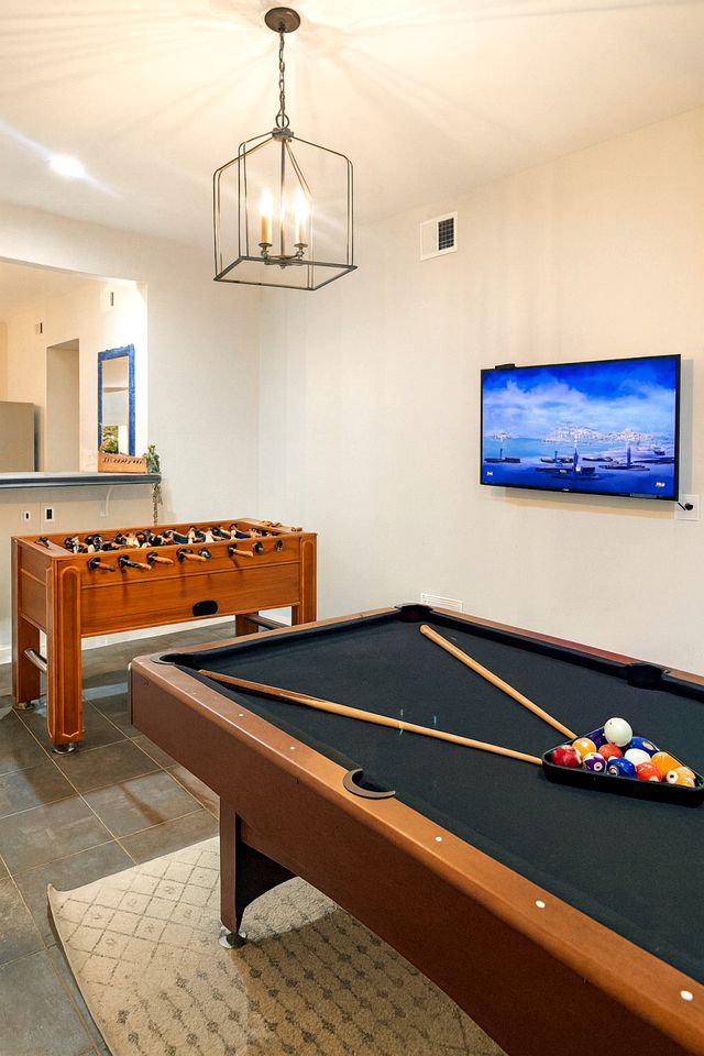 Waterfront Retreat with Spectacular Interior, Jacuzzi and Game Room in NC