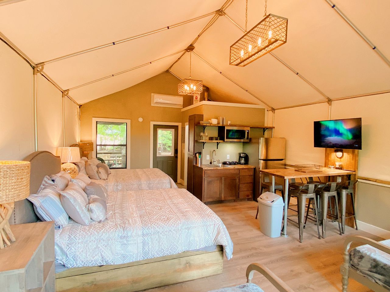 Waterfront Retreat: Texas Tented Cabin for a Lakeside Getaway with Friends