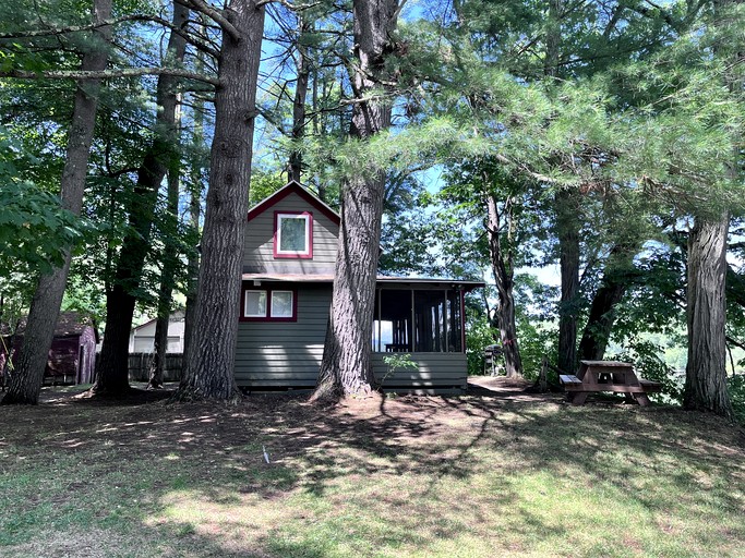 Cabins (United States of America, Corinth, New York)