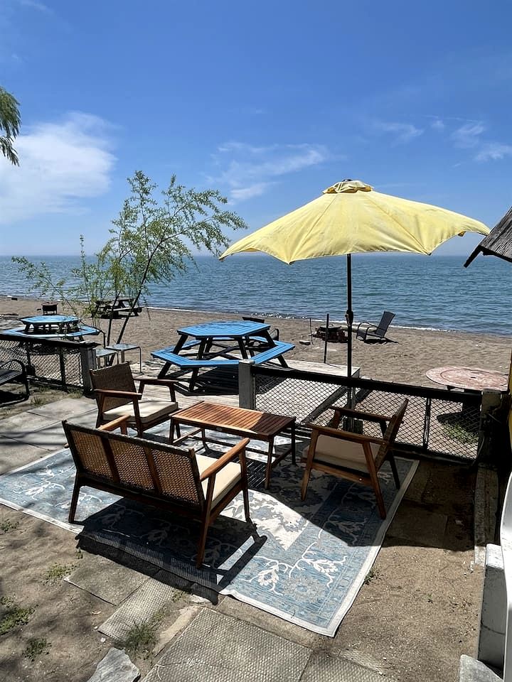 Waterfront Tiny House Ideal for a Relaxing Escape in Ontario