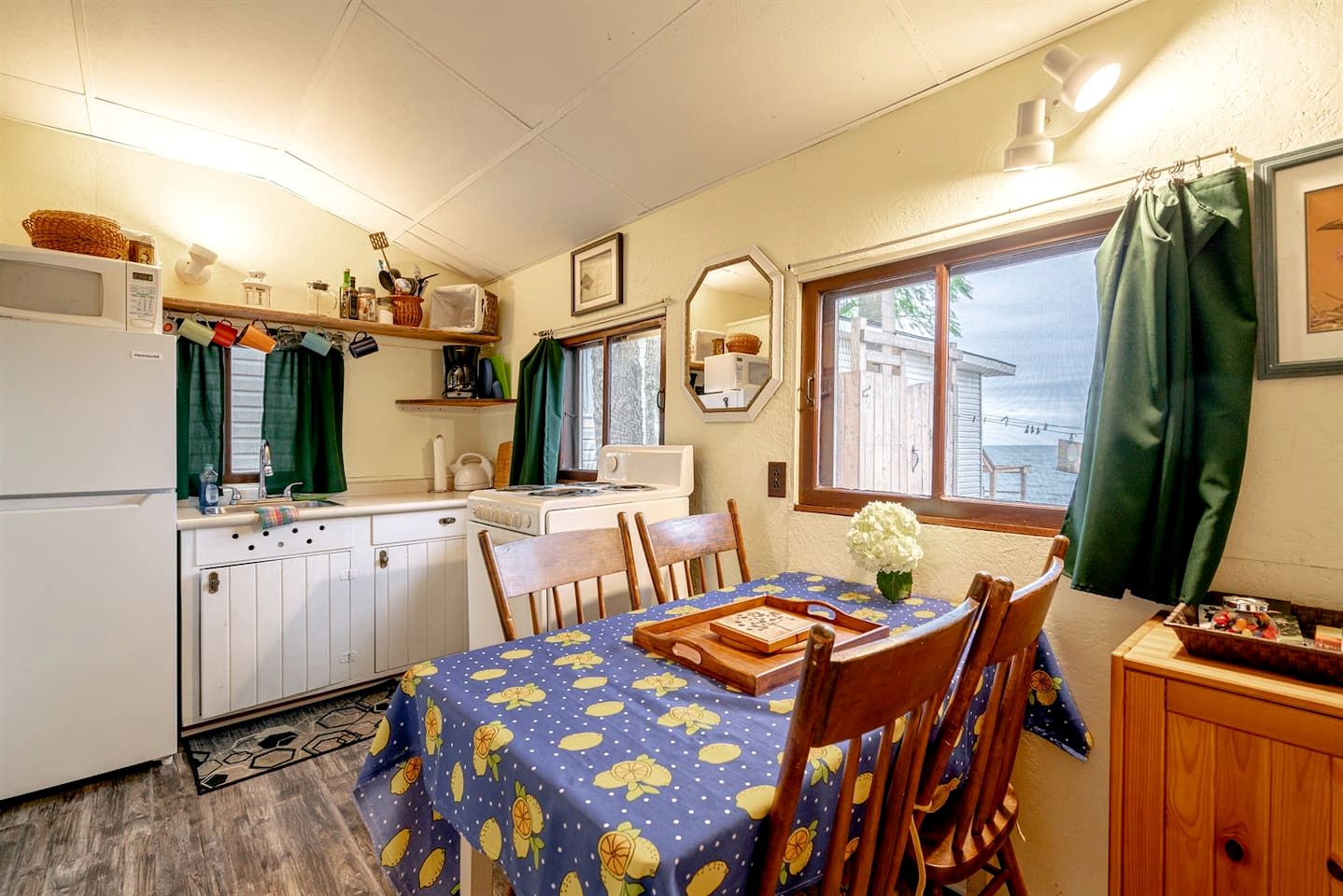 Waterfront Tiny House Ideal for a Relaxing Escape in Ontario