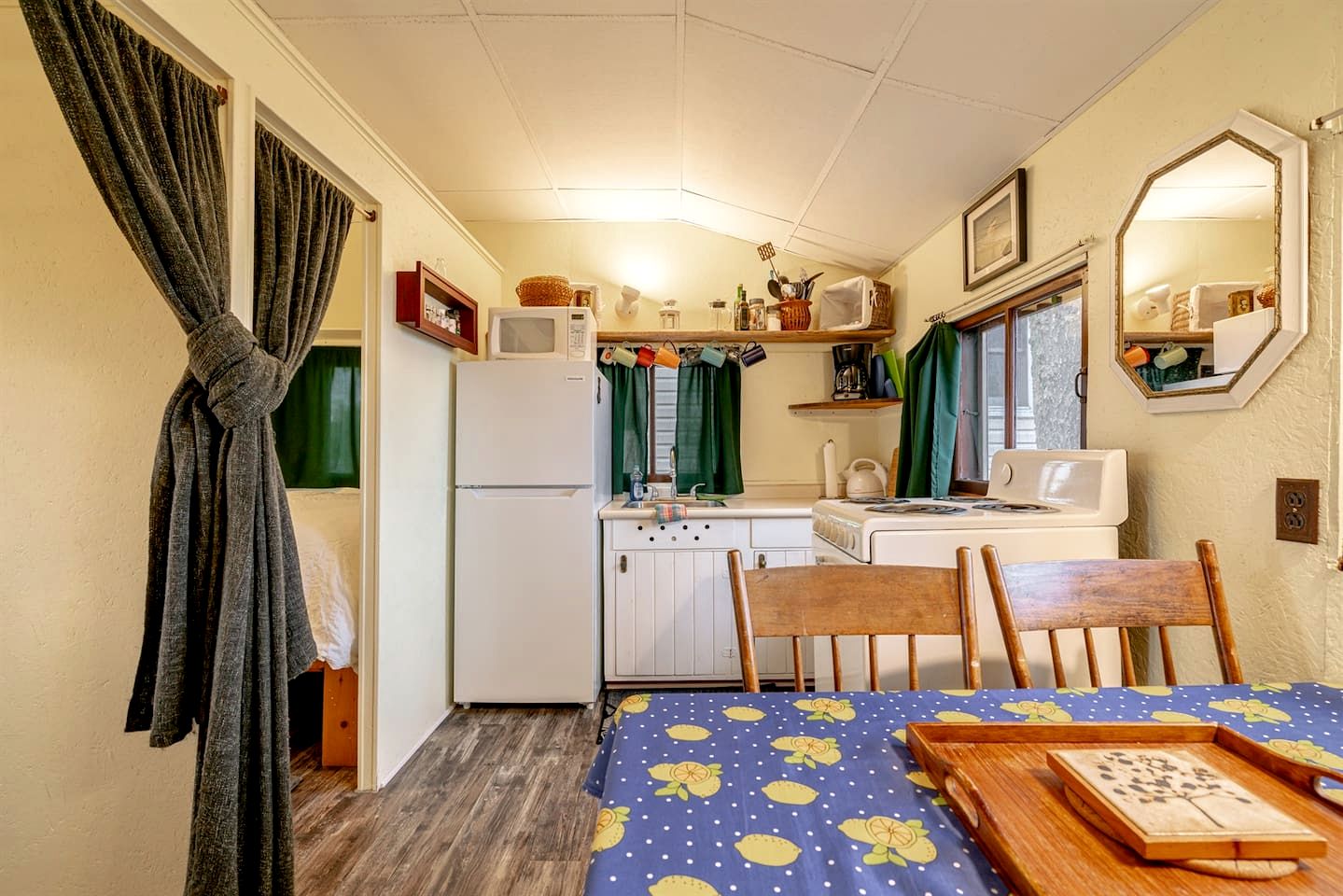 Waterfront Tiny House Ideal for a Relaxing Escape in Ontario