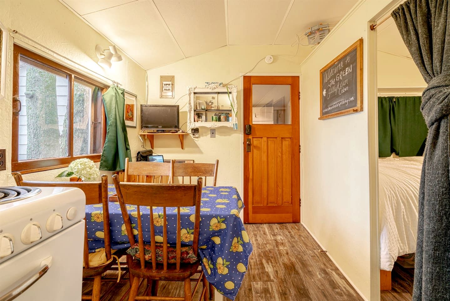 Waterfront Tiny House Ideal for a Relaxing Escape in Ontario