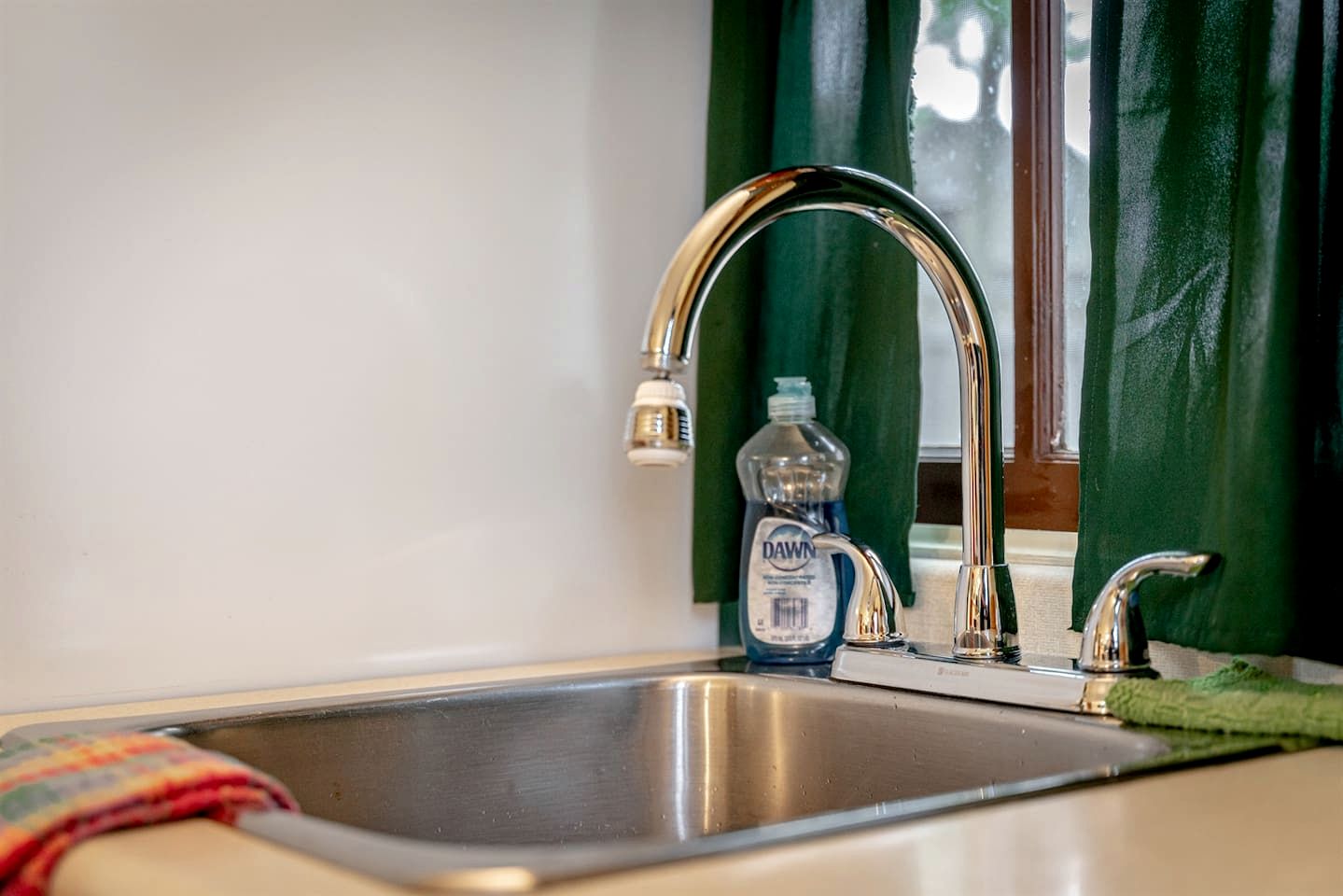 Waterfront Tiny House Ideal for a Relaxing Escape in Ontario