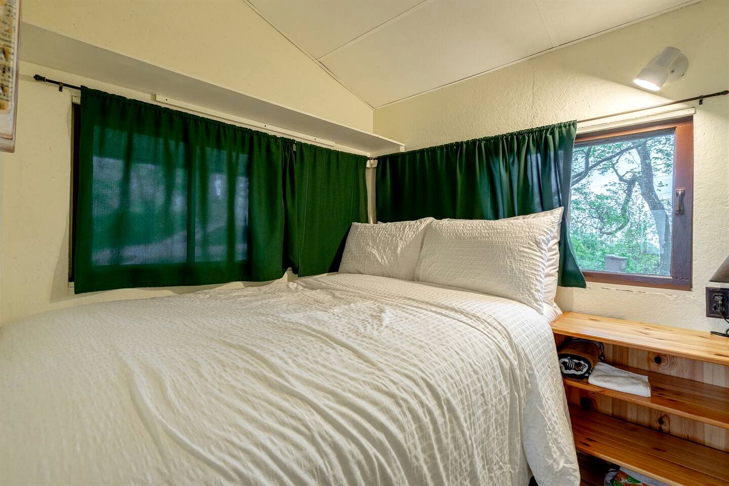 Waterfront Tiny House Ideal for a Relaxing Escape in Ontario