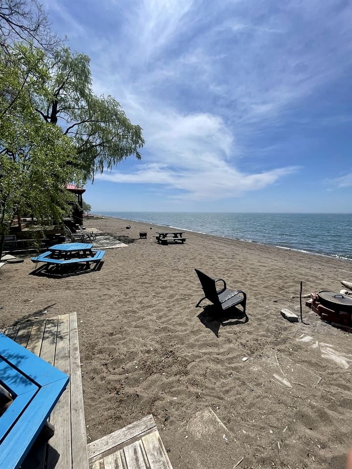 Waterfront Tiny House Ideal for a Relaxing Escape in Ontario