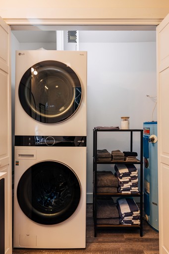 Cabins (United States of America, Corinth, New York)