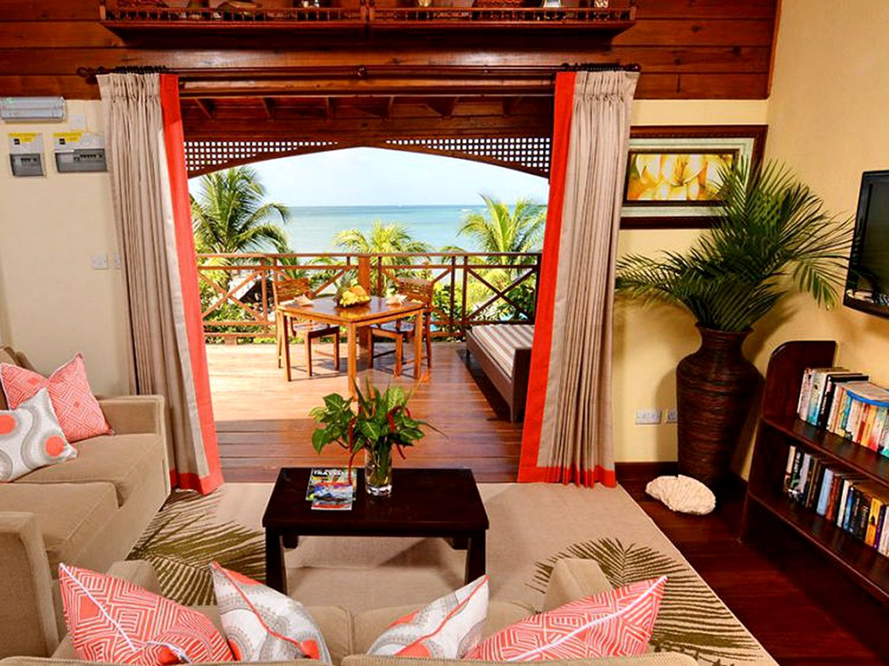 Stunning Cottage Overlooking a Beach with a Plunge Pool near Corinth, St. Lucia