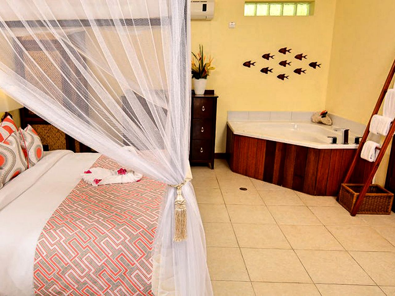 Stunning Cottage Overlooking a Beach with a Plunge Pool near Corinth, St. Lucia