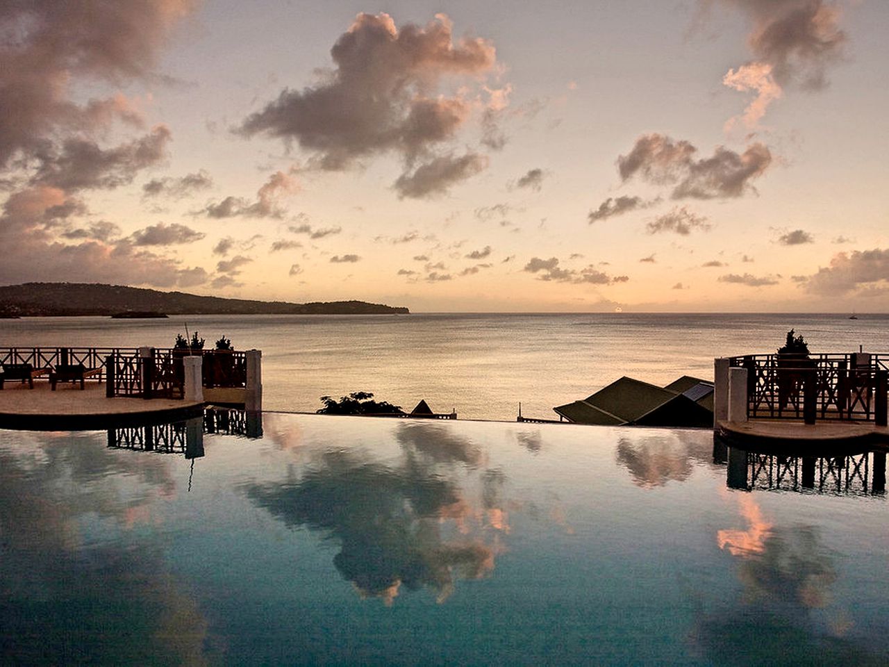 Stunning Cottage Overlooking a Beach with a Plunge Pool near Corinth, St. Lucia