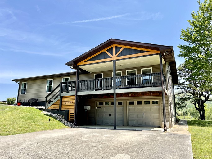 Amazing Cabin with Fire Pit and Hot-tub in Sevierville, Tennessee