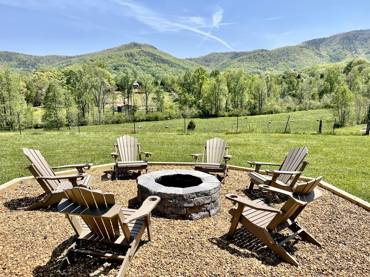 Amazing Cabin with Fire Pit and Hot-tub in Sevierville, Tennessee