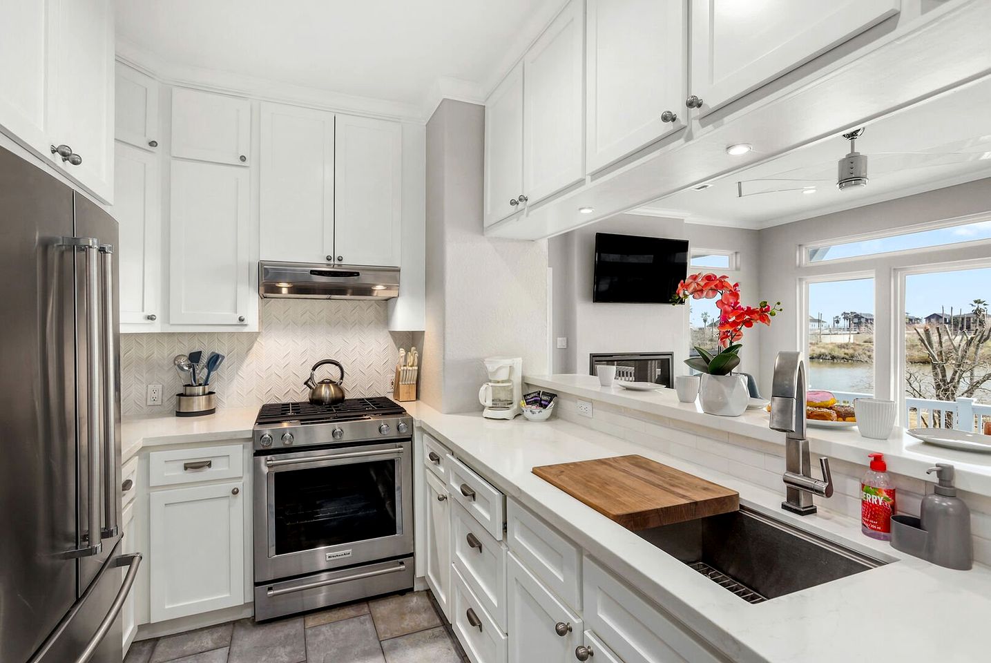 Beautiful Modern Vacation Rental with Blissful Bay Views for a Relaxing Escape in League City, Texas