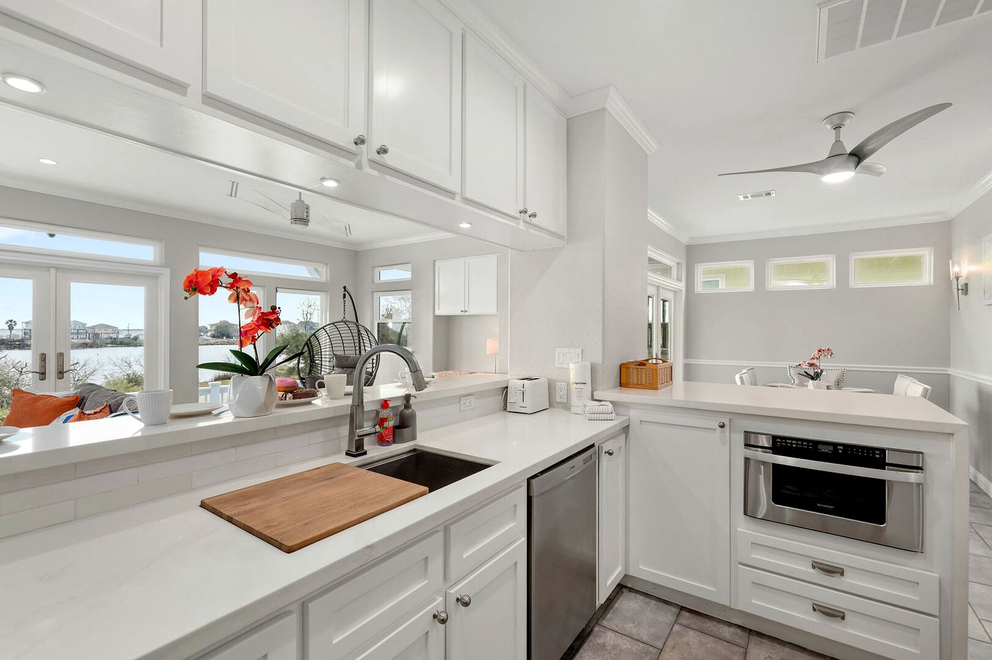 Beautiful Modern Vacation Rental with Blissful Bay Views for a Relaxing Escape in League City, Texas