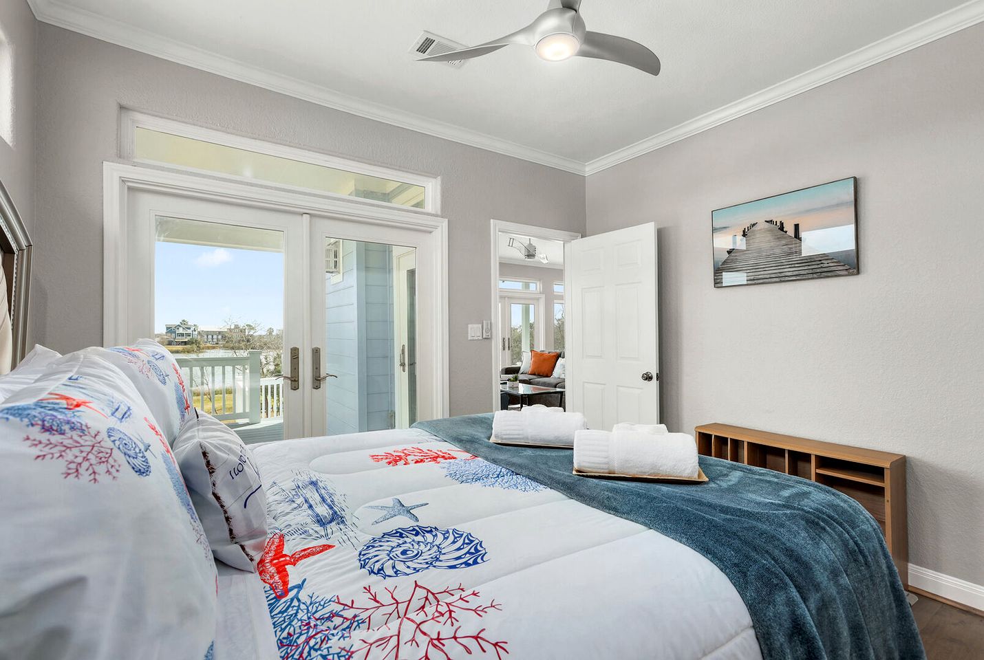 Beautiful Modern Vacation Rental with Blissful Bay Views for a Relaxing Escape in League City, Texas