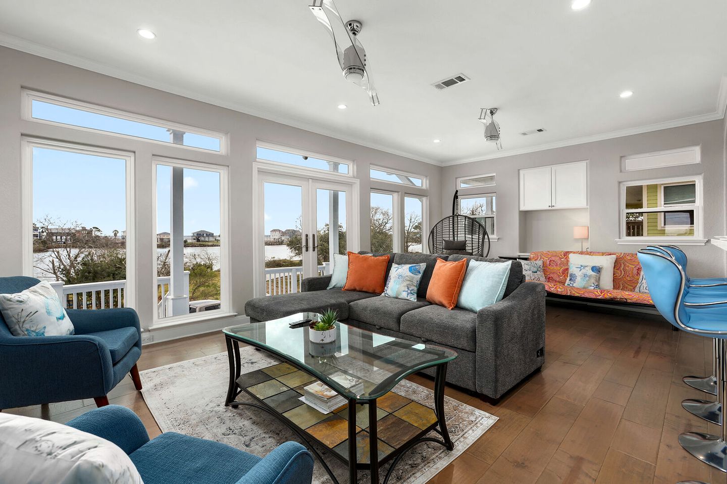 Beautiful Modern Vacation Rental with Blissful Bay Views for a Relaxing Escape in League City, Texas