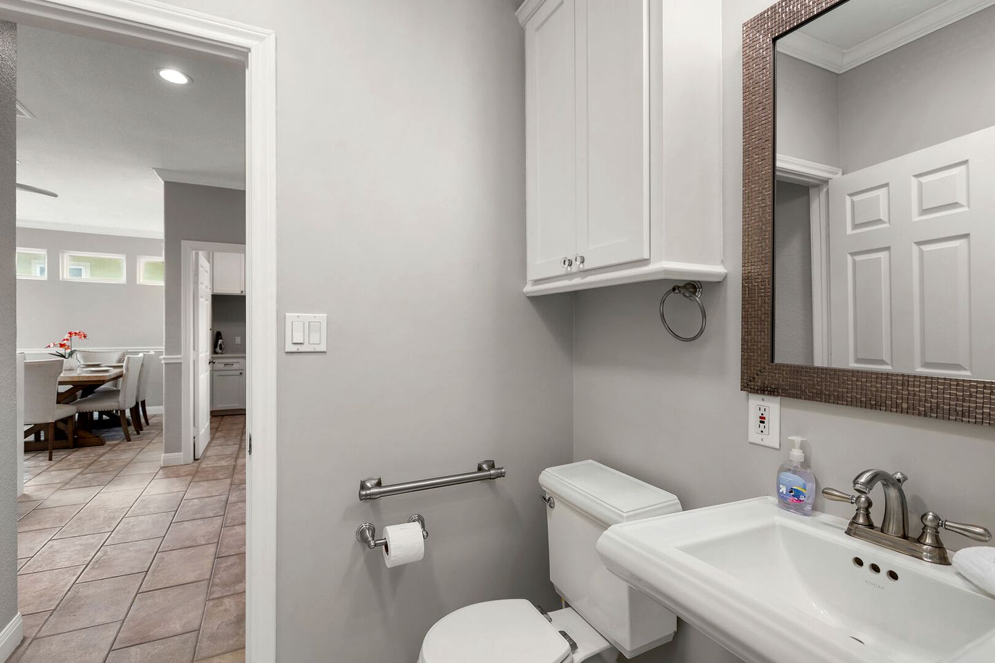 Beautiful Modern Vacation Rental with Blissful Bay Views for a Relaxing Escape in League City, Texas