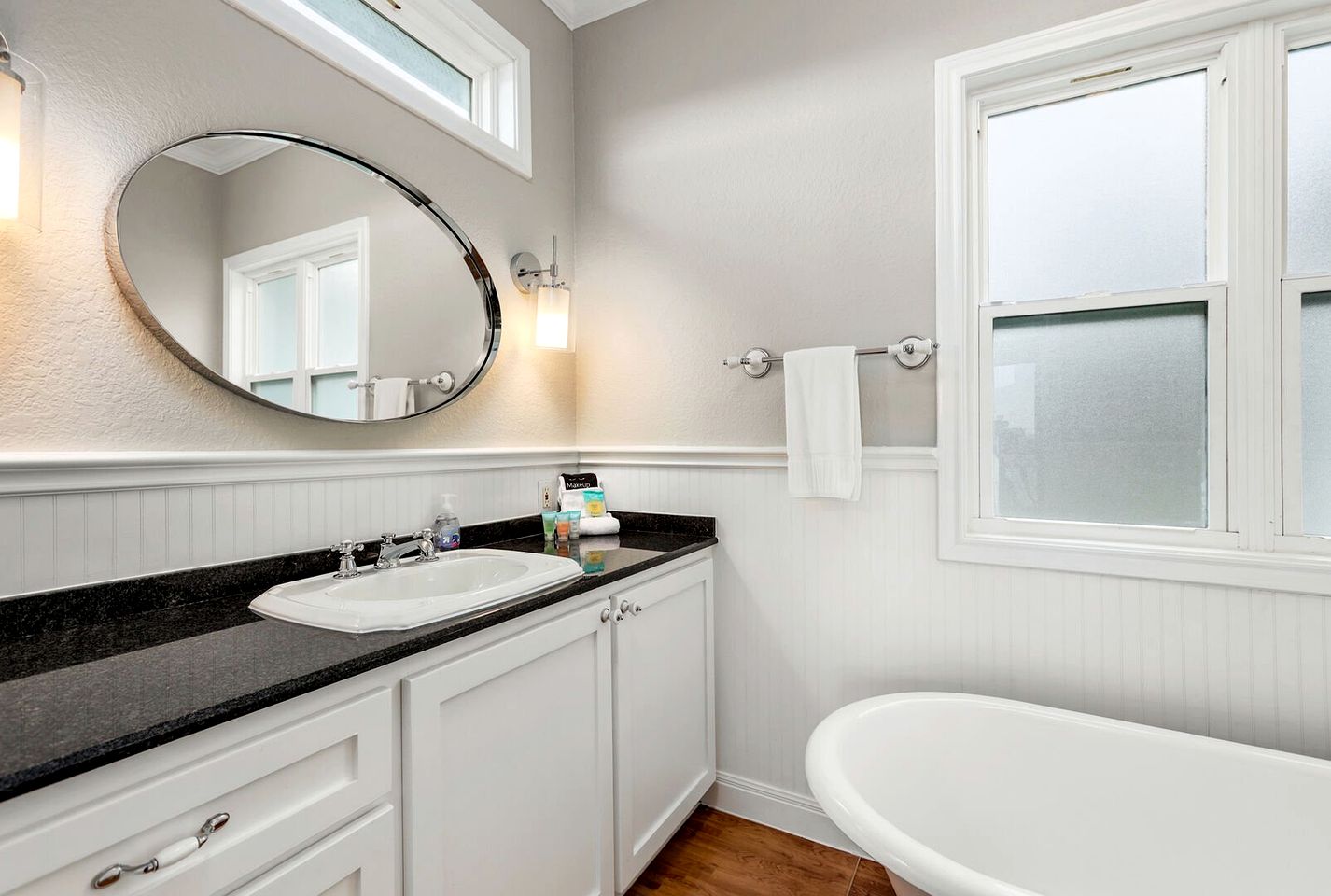 Beautiful Modern Vacation Rental with Blissful Bay Views for a Relaxing Escape in League City, Texas