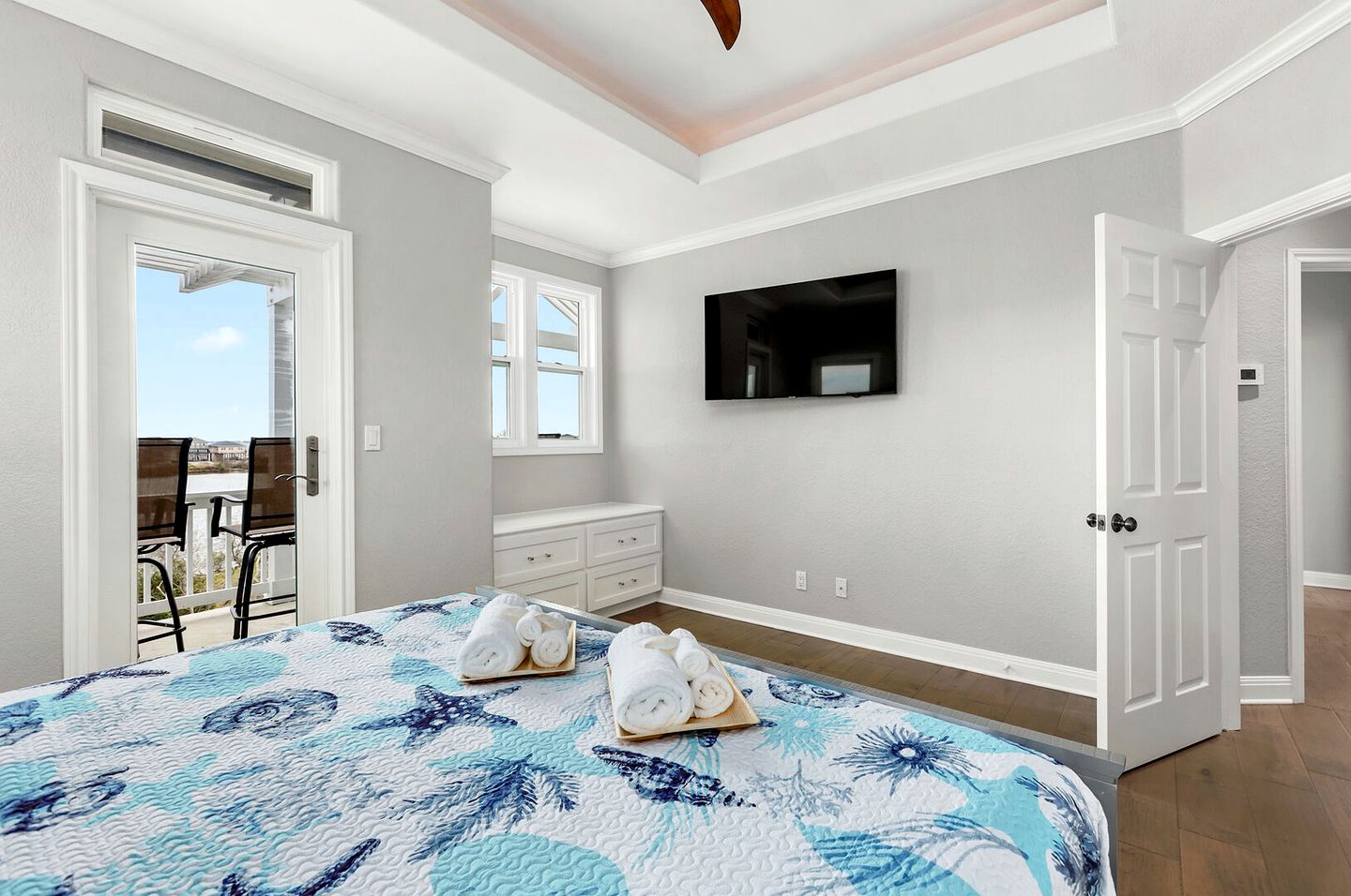 Beautiful Modern Vacation Rental with Blissful Bay Views for a Relaxing Escape in League City, Texas
