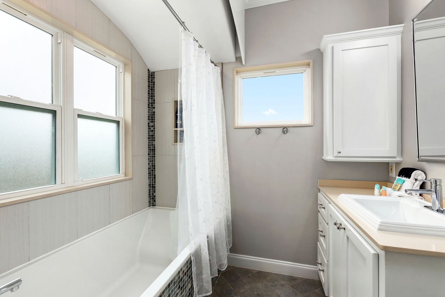 Beautiful Modern Vacation Rental with Blissful Bay Views for a Relaxing Escape in League City, Texas