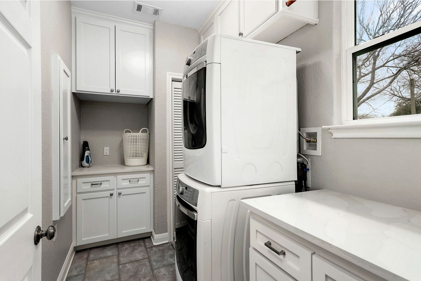 Beautiful Modern Vacation Rental with Blissful Bay Views for a Relaxing Escape in League City, Texas