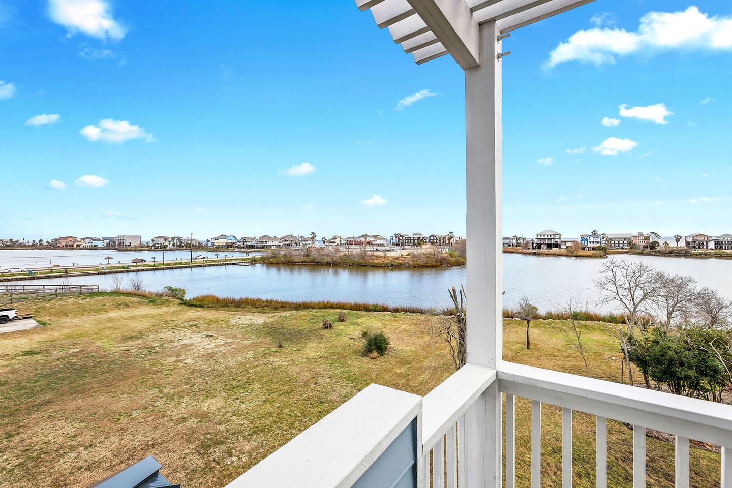 Beautiful Modern Vacation Rental with Blissful Bay Views for a Relaxing Escape in League City, Texas