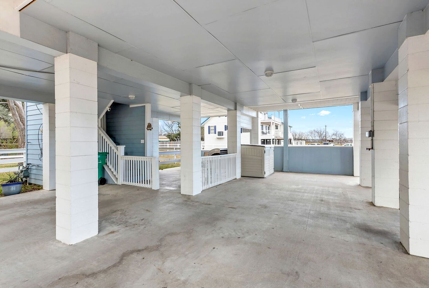 Beautiful Modern Vacation Rental with Blissful Bay Views for a Relaxing Escape in League City, Texas
