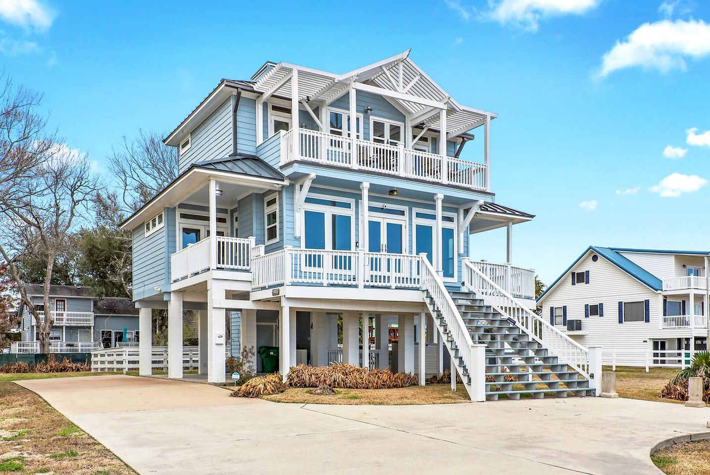 Beautiful Modern Vacation Rental with Blissful Bay Views for a Relaxing Escape in League City, Texas