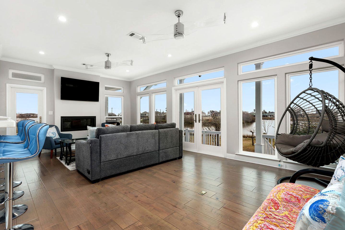 Beautiful Modern Vacation Rental with Blissful Bay Views for a Relaxing Escape in League City, Texas