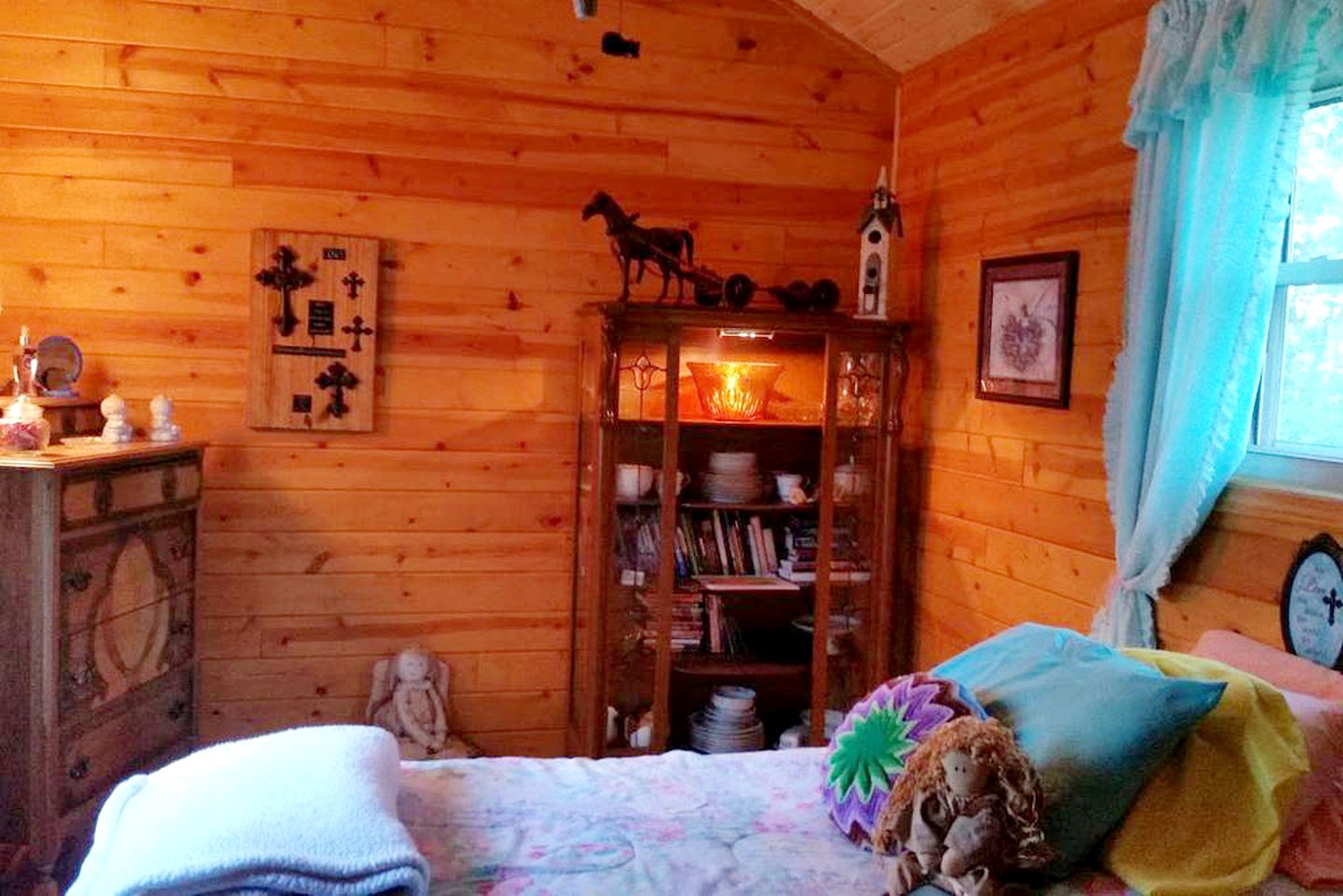 Farmhouse Guest Room with Mountain Views for a Getaway Only Five Minutes from Downtown Blue Ridge, Georgia