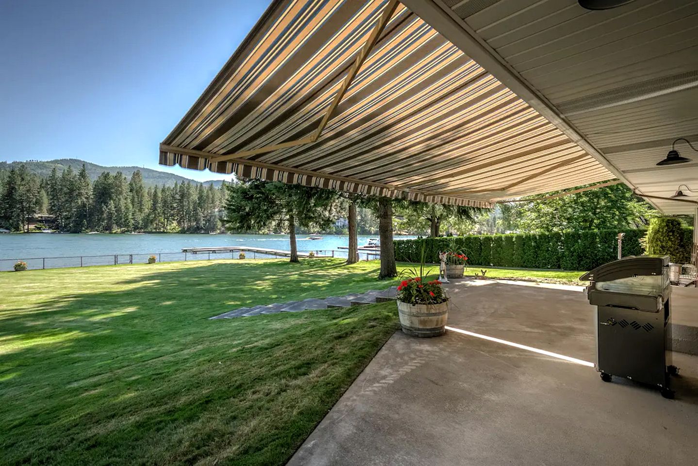 Idyllic Riverside Vacation Retreat with Sandy Beach near Coeur d'Alene Idaho
