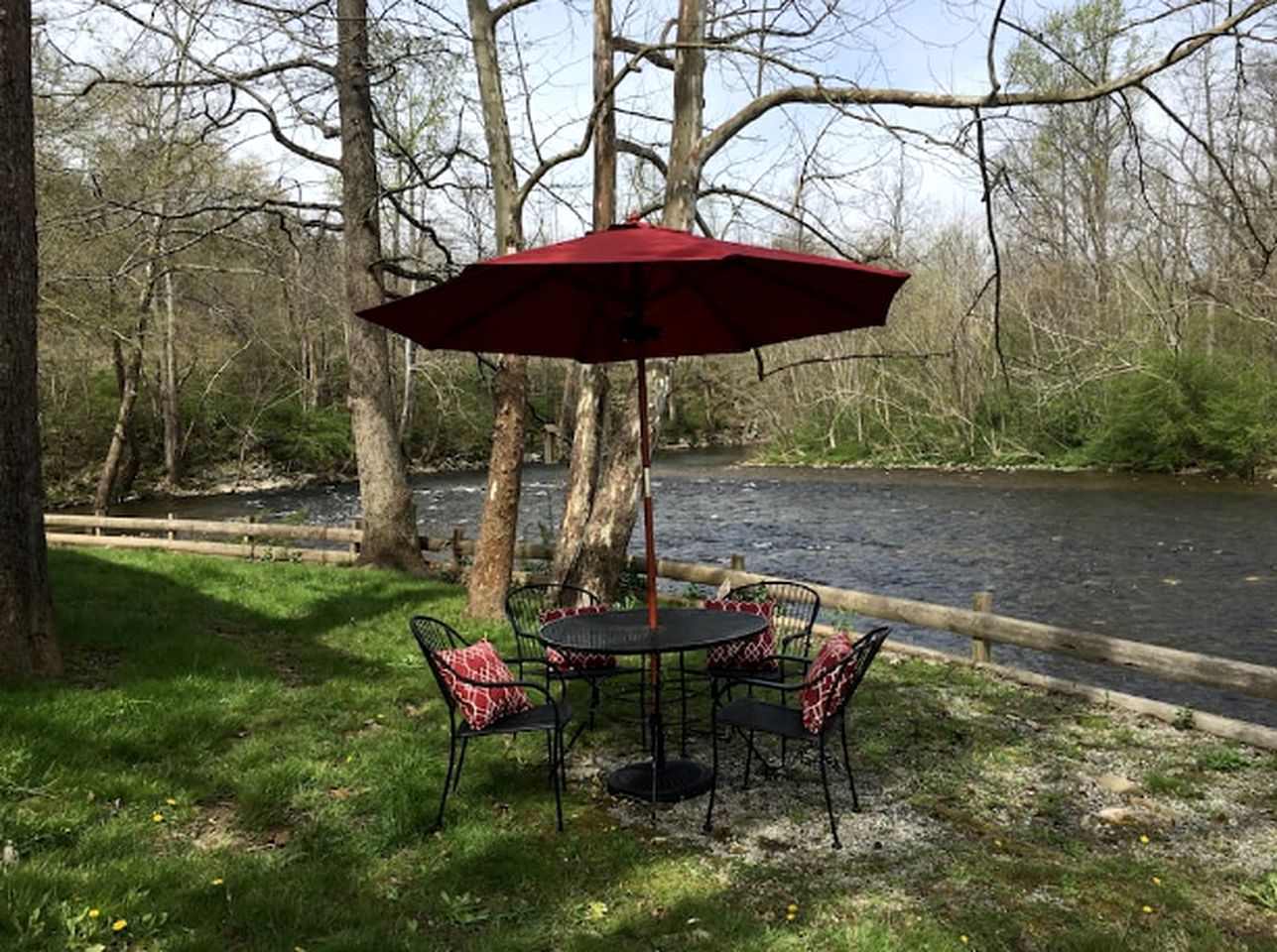 Romantic Suite Rental with Wi-Fi near the Mountains of Tremont, Tennessee