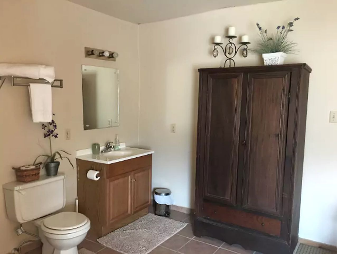 Cozily Furnished Getaway with Wi-Fi along the Little River in Townsend, Tennessee