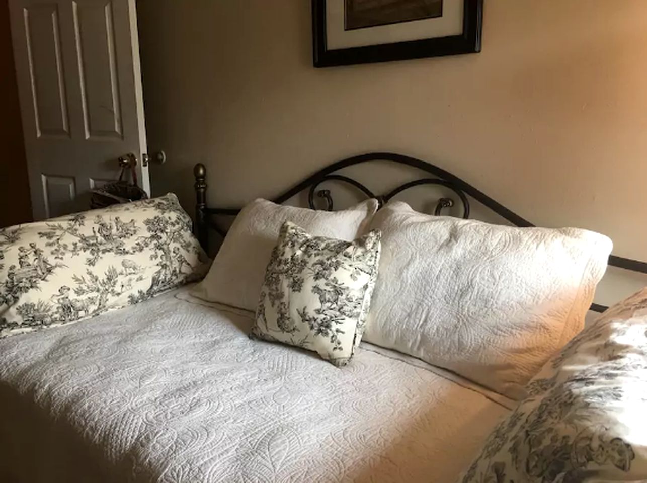 Cozily Furnished Getaway with Wi-Fi along the Little River in Townsend, Tennessee