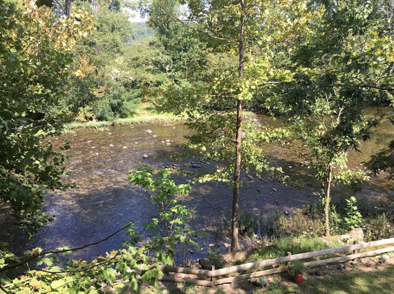 Cozily Furnished Getaway with Wi-Fi along the Little River in Townsend, Tennessee