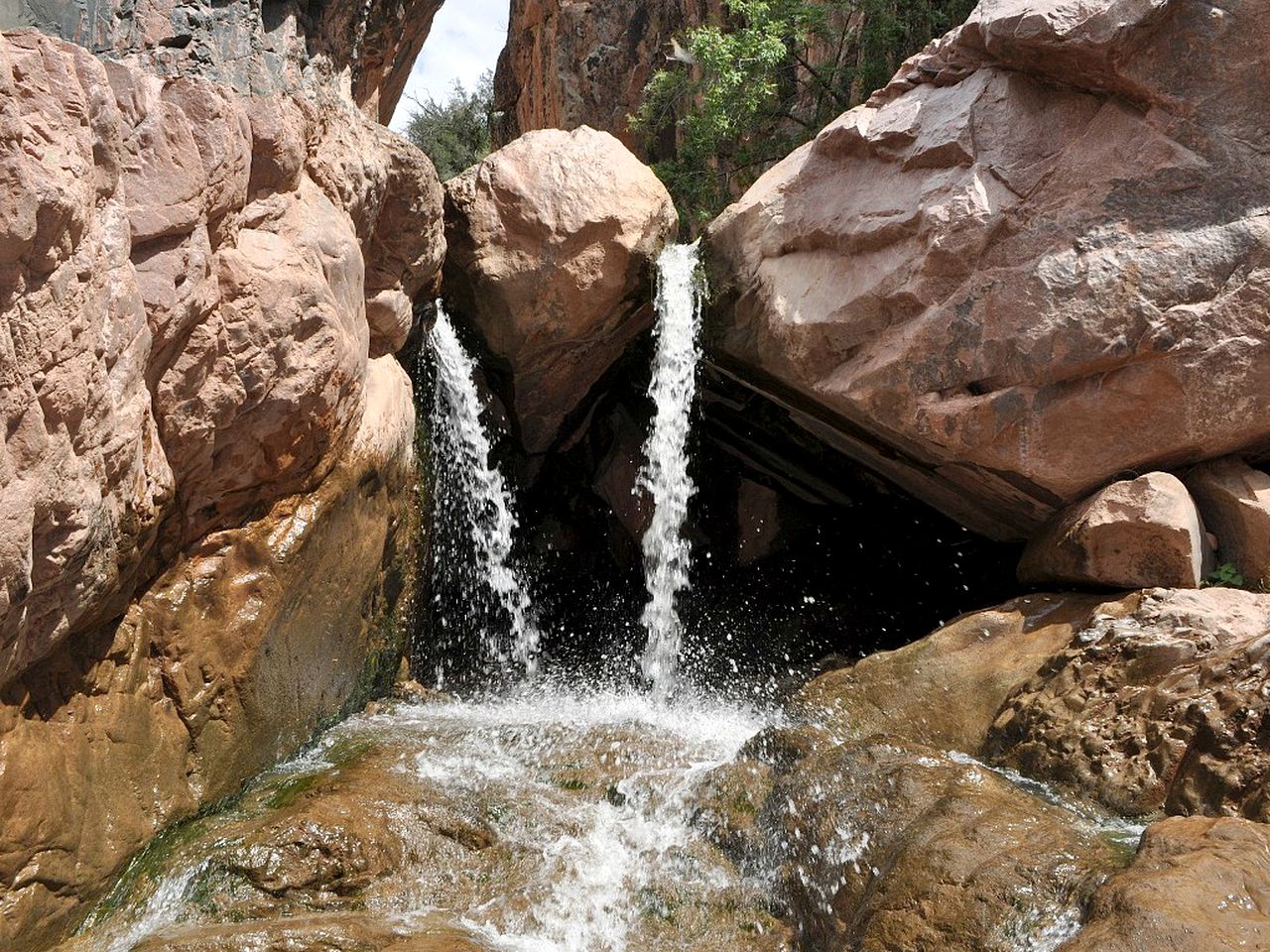 Secluded Family-Friendly Cabin with Outdoor Theme near Phoenix, Arizona