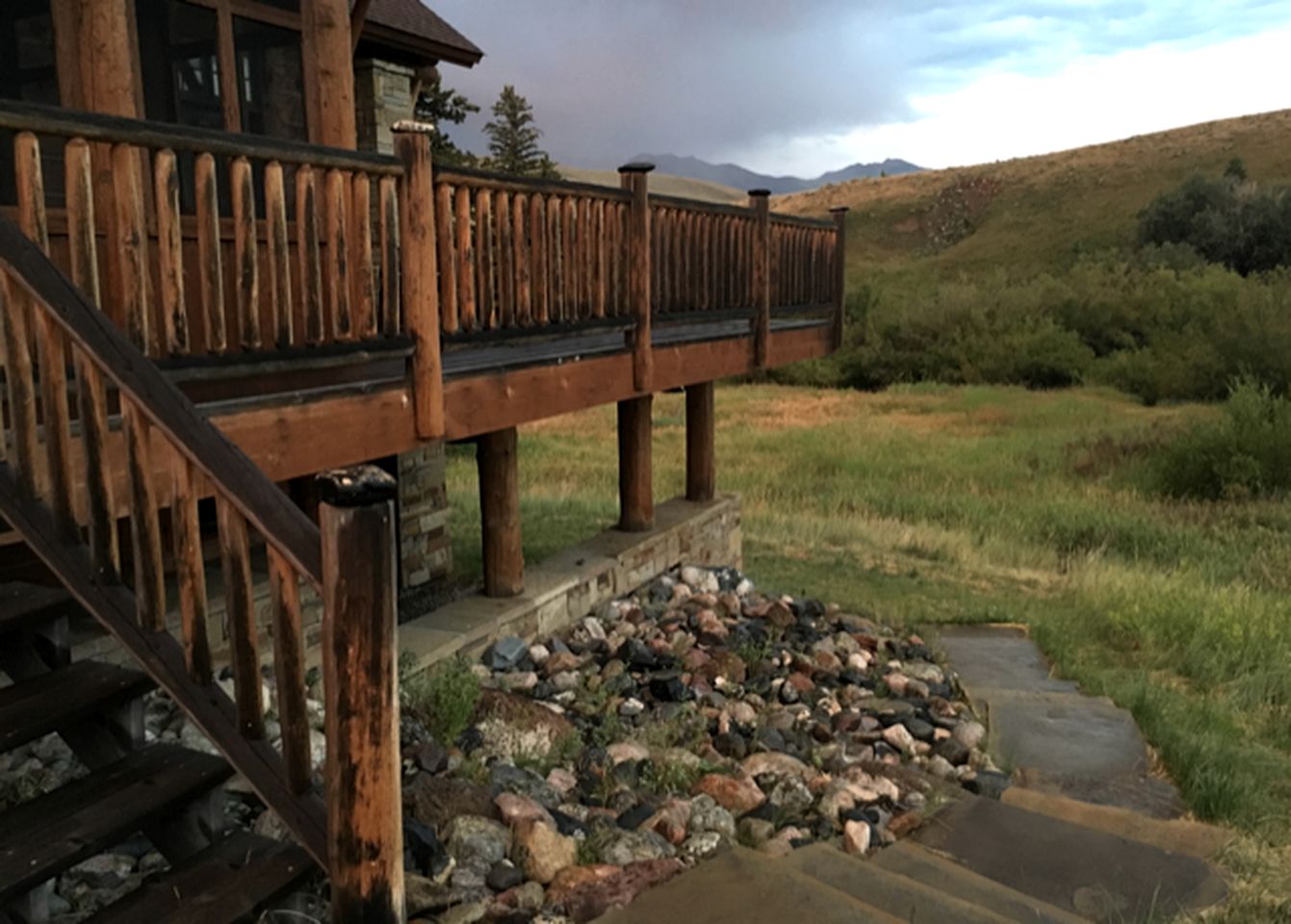 Scenic Creekside Lodge with Decks and Madison River Access near Yellowstone, Ennis Montana
